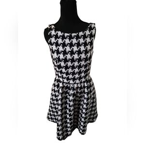 Jessica Simpson Black and White Houndstooth Garment